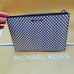 🆕 Michael Kors JetSet Clutch NYC  (clutch only)